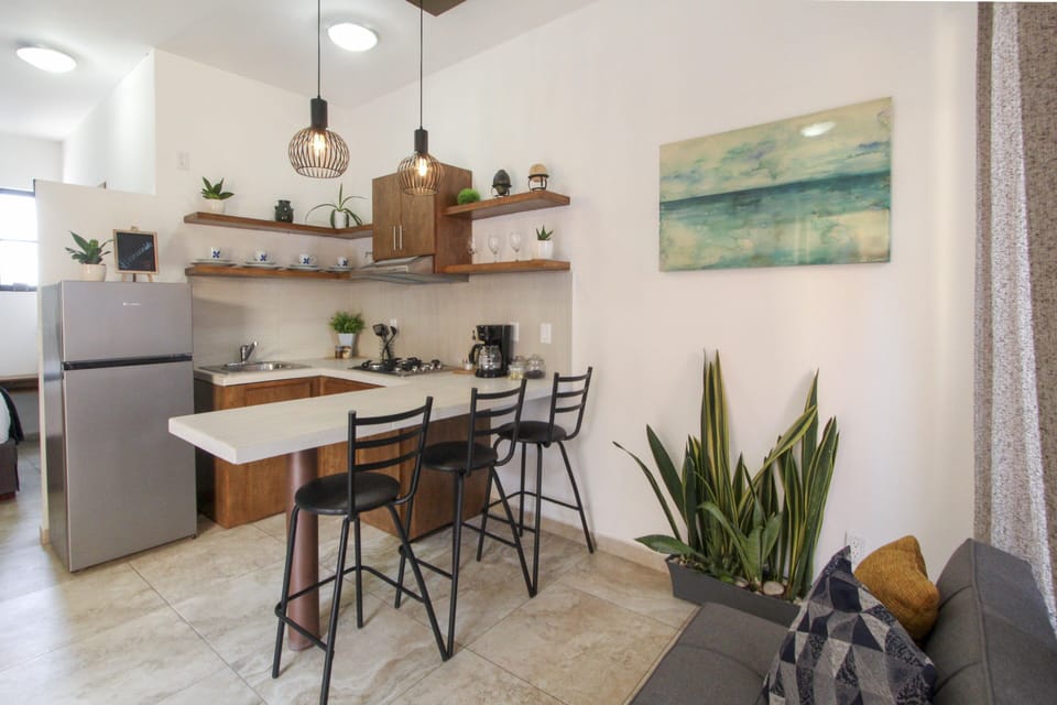Single / Montserrat | Private kitchen | Full-size fridge, microwave, stovetop, coffee/tea maker