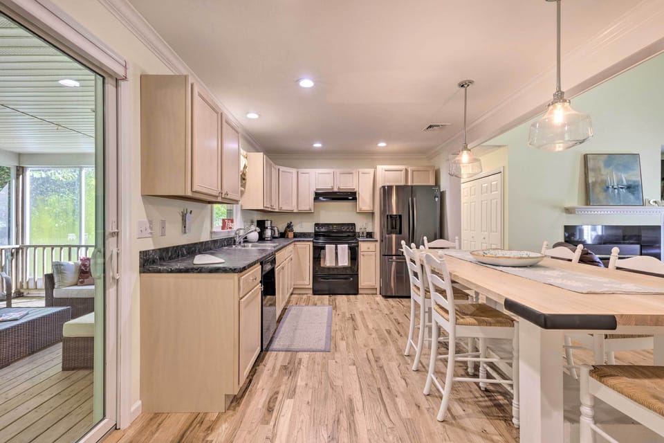 Kitchen | Cooking Basics | Dishwasher | Paper Towels/Trash Bags Provided