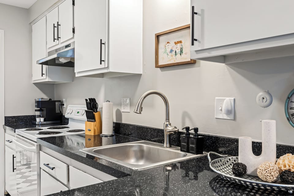 The spacious kitchen has everything you need to create delicious meals.