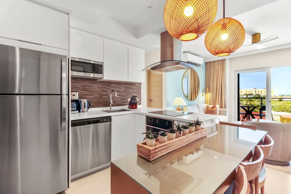 The kitchen is completely equipped with cutting-edge cooking appliances, making it ideal for preparing any meal, from a simple breakfast to a three-course gourmet dinner.