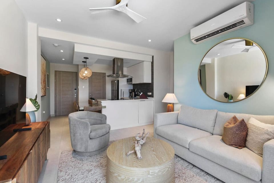 With an open concept modern living room, you can enjoy the blue sunny skies of Aruba from all parts of this condo.