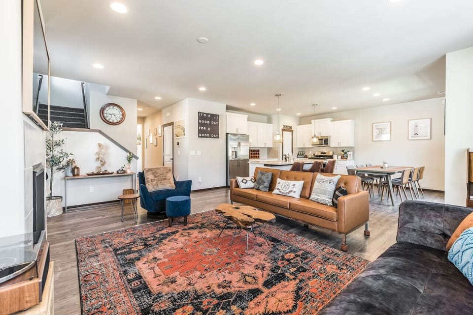 Main floor stairs lead up to all 4 bedrooms and laundry room.