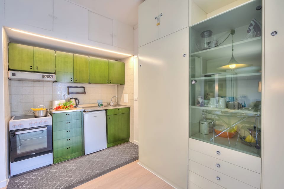 Fridge, microwave, stovetop, coffee/tea maker
