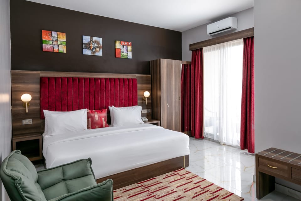 Deluxe Room, 1 King Bed, Non Smoking | In-room safe, blackout drapes, iron/ironing board, free WiFi