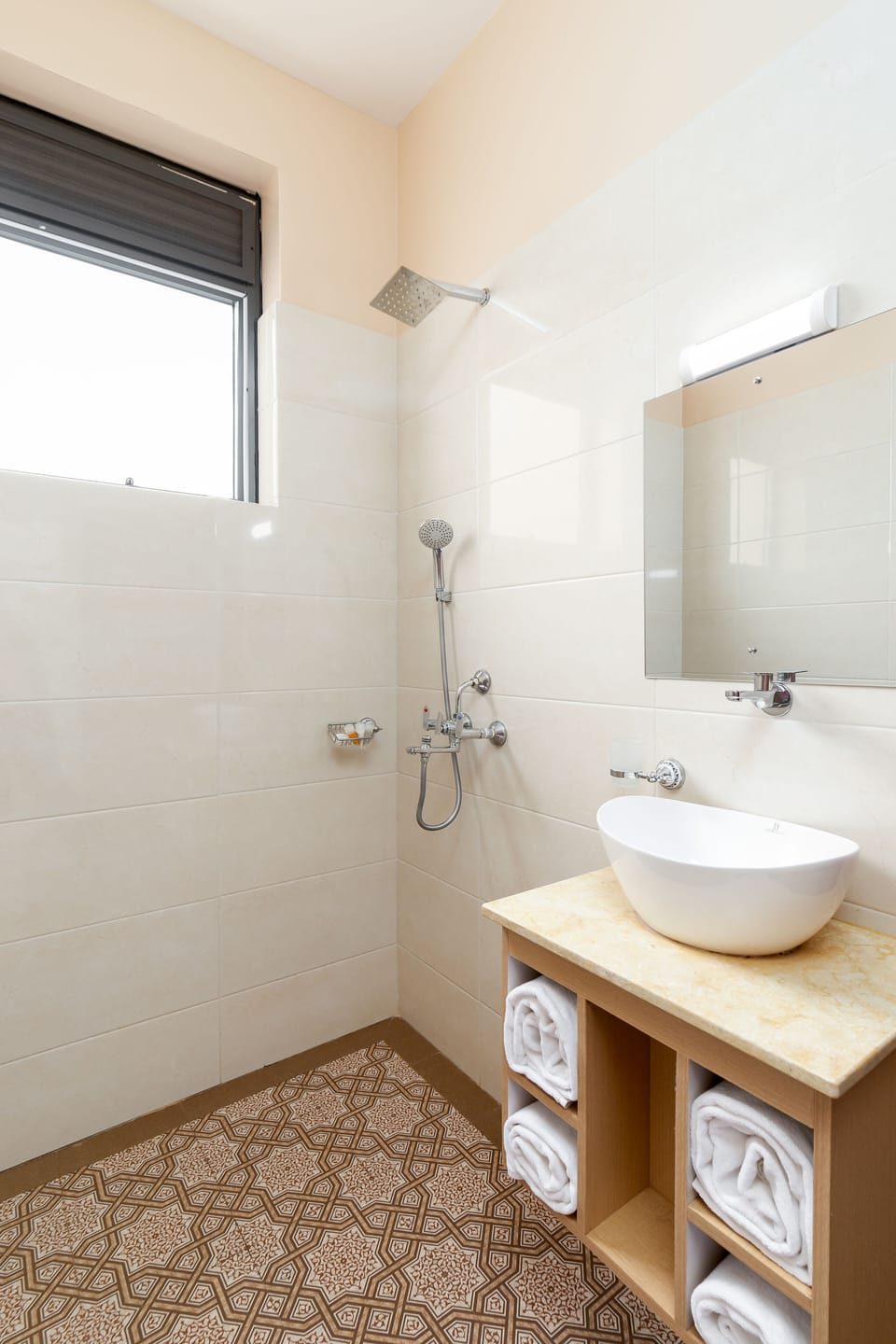 Standard Room | Bathroom | Combined shower/tub, jetted tub, rainfall showerhead, free toiletries