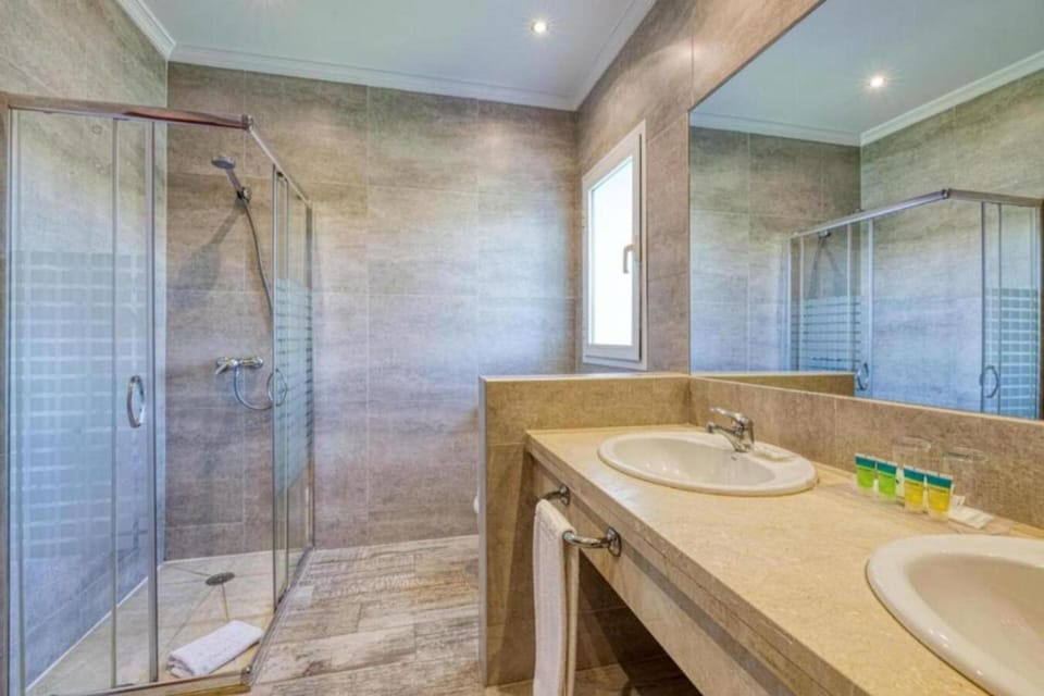Junior Double Room | Bathroom | Towels