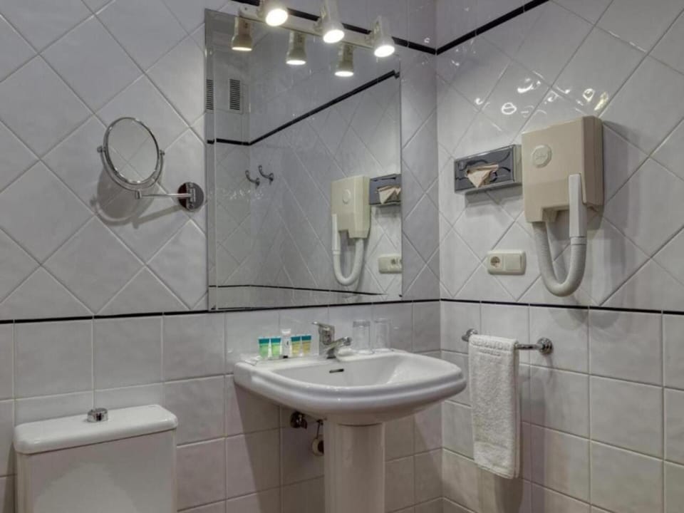 Classic Single Room | Minibar, in-room safe, iron/ironing board