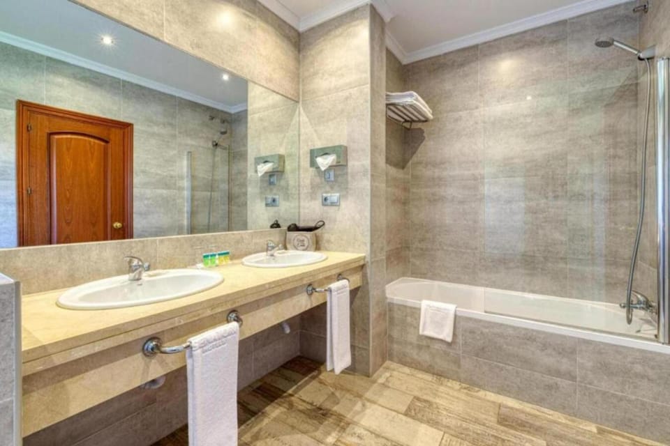 Junior Double Room | Bathroom | Towels