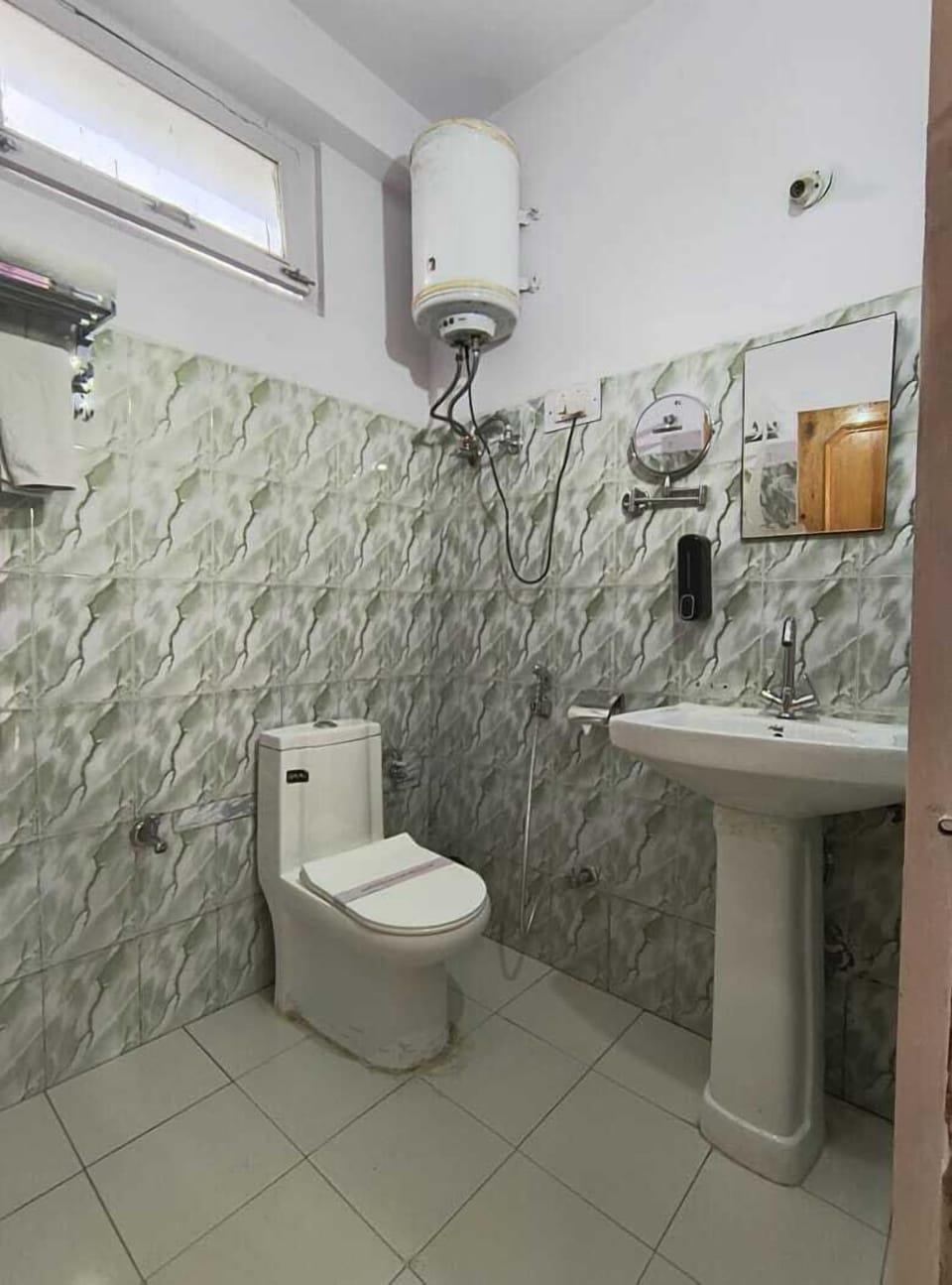 Deluxe Double Room | Bathroom | Shower, towels