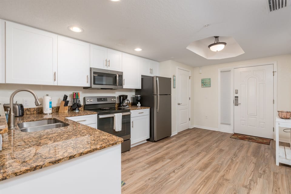 Kitchen, fully stocked!