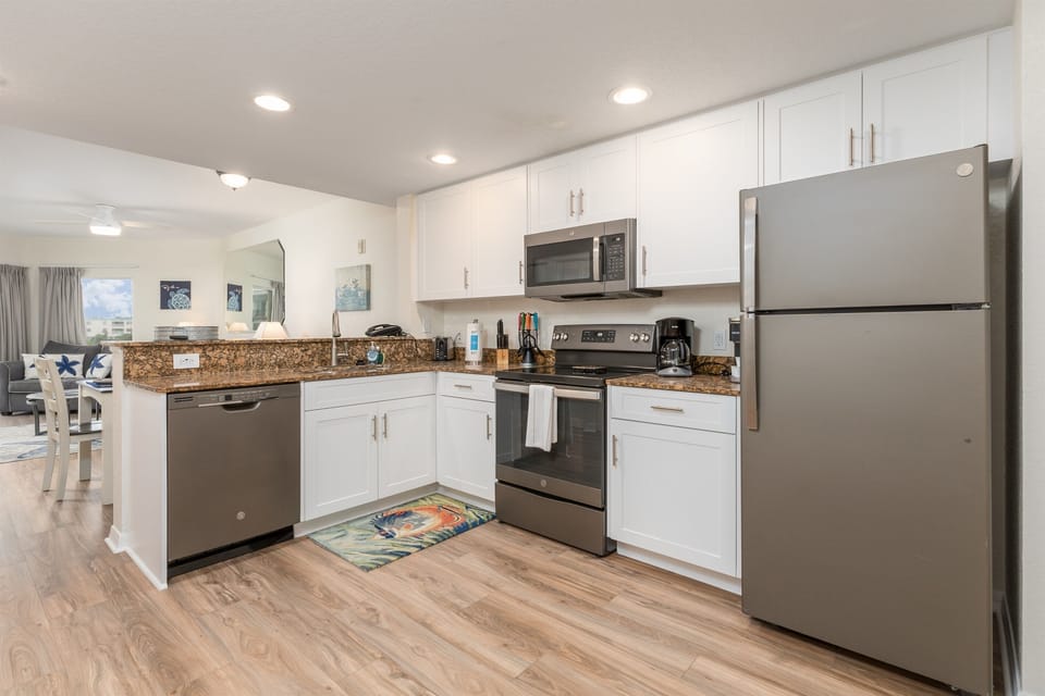 Kitchen, fully stocked!