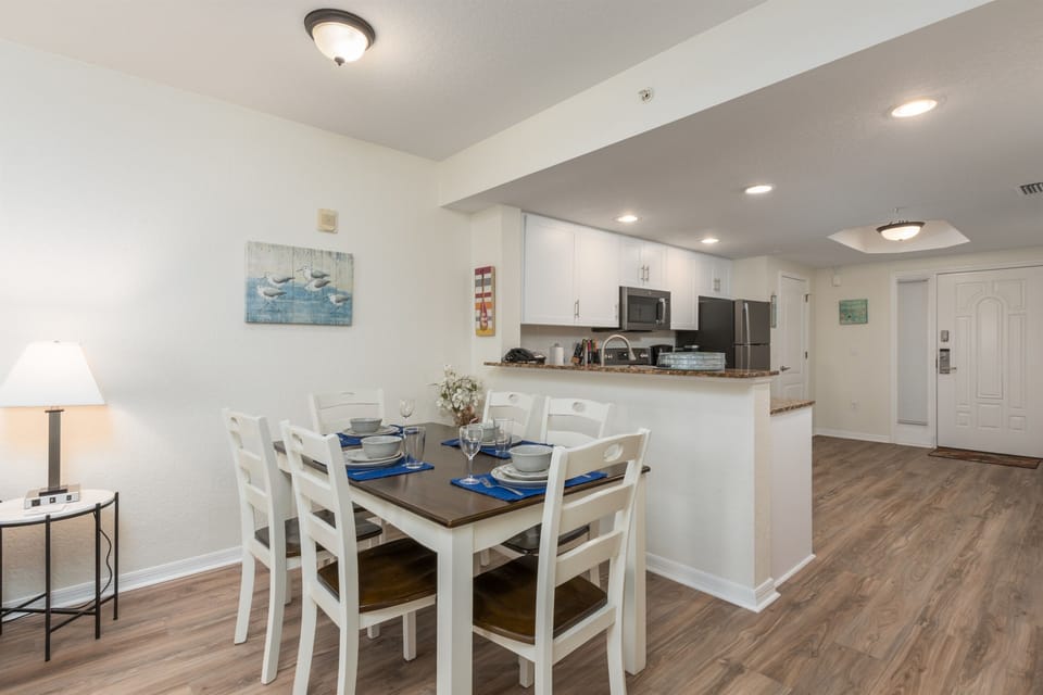 Dining/Kitchen, fully stocked!