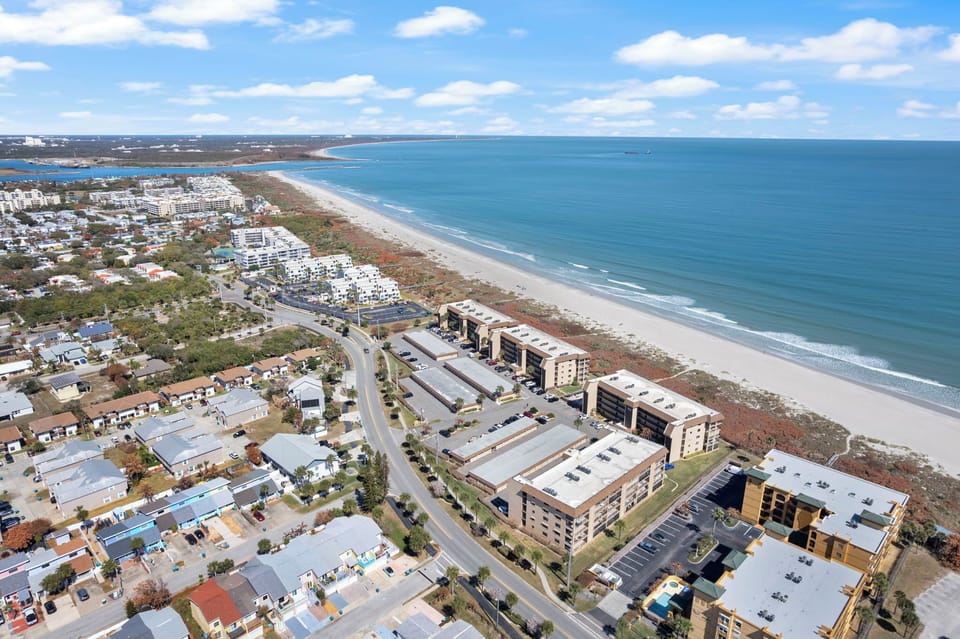 Located close to local shops, activities, and restaurants!