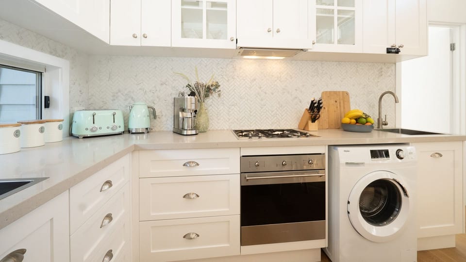 Sunshine Cottage | Kitchen | Gas cooktop | Toaster | Kettle | Sharp knife set | Wooden boards