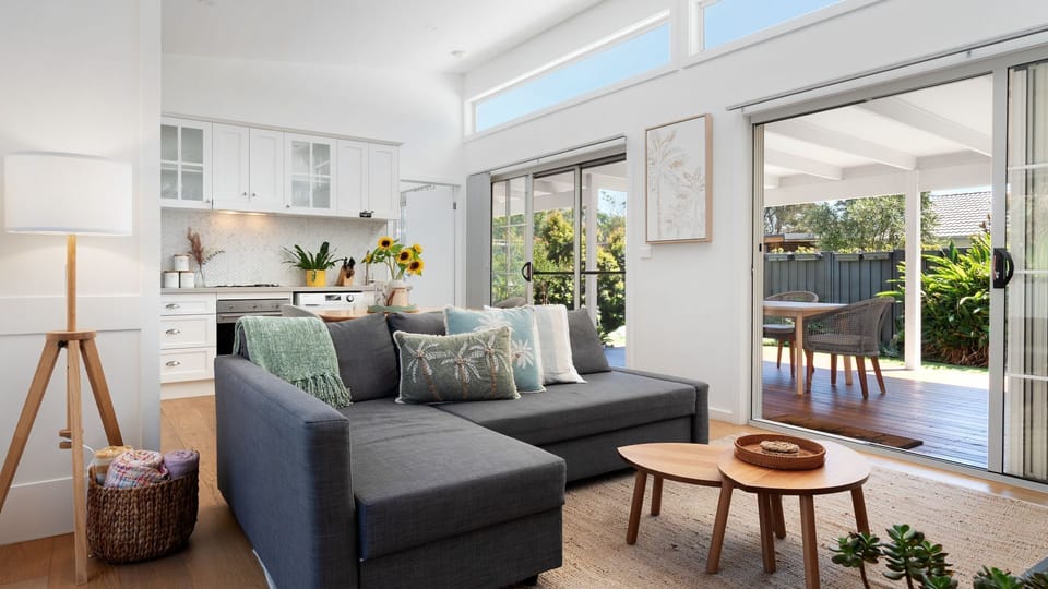 Sunshine Cottage | Bedroom 1 | Queen | Air conditioning | Ensuite bathroom | Portable cot