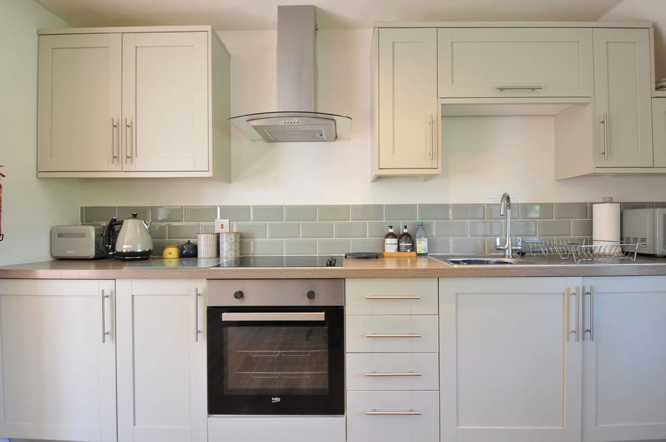 Cottage | Private kitchen | Fridge, electric kettle, cookware/dishes/utensils