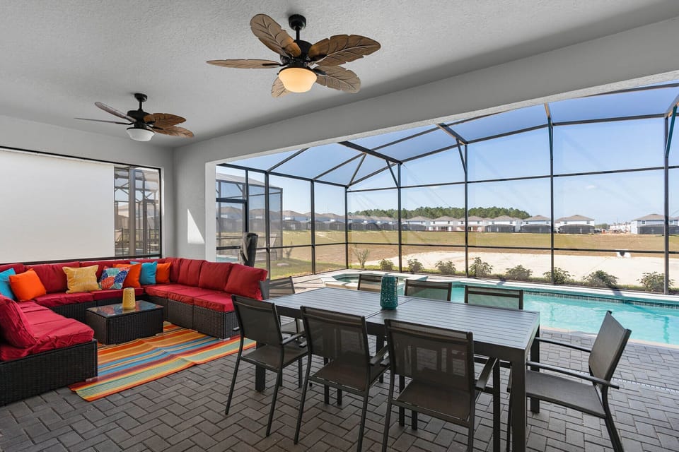 Huge lanai with lots of seating