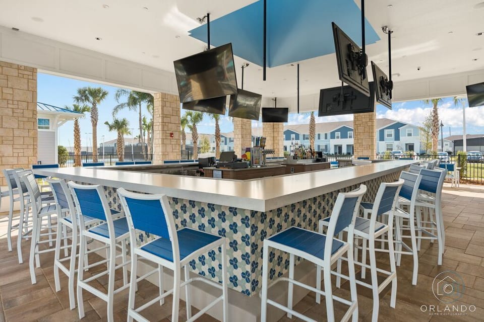 Windsor Island poolside bar