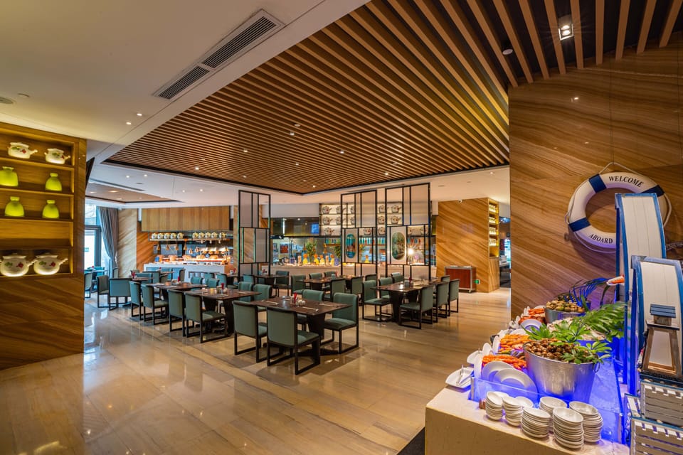 2 restaurants; breakfast, lunch, and dinner served