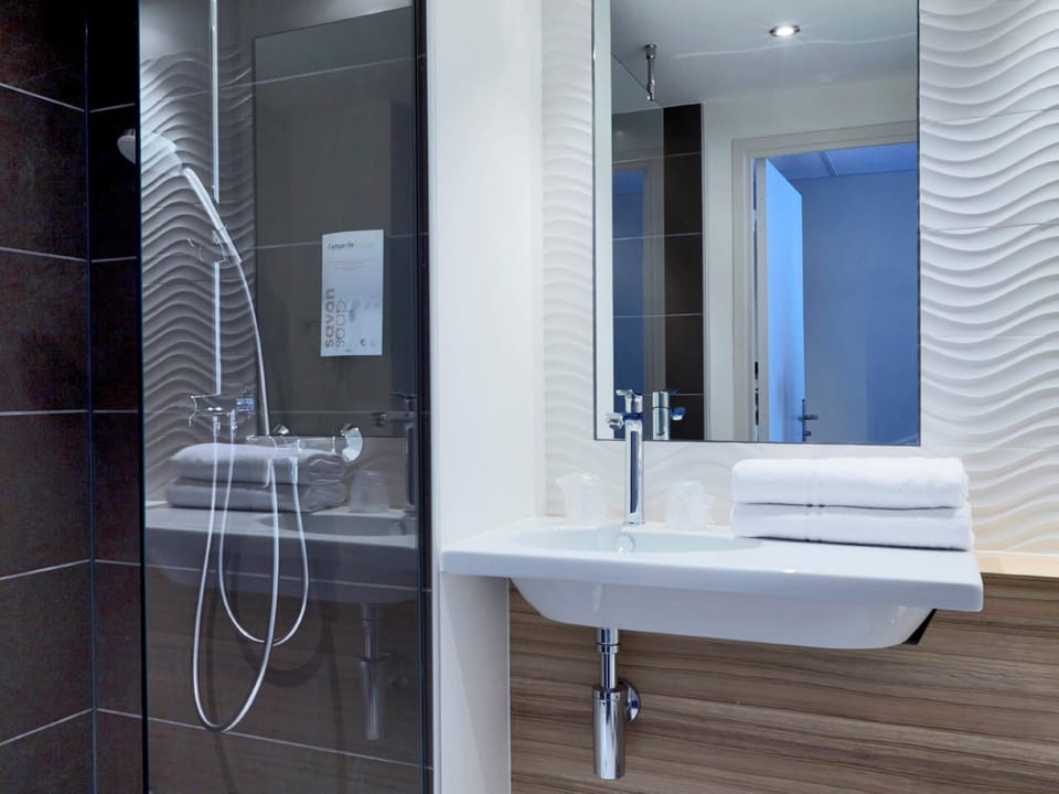 Standard Room, 1 Double Bed | Bathroom | Eco-friendly toiletries, towels