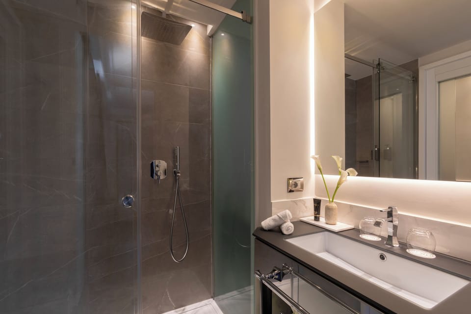 Executive Triple Room, Terrace | Bathroom | Designer toiletries, hair dryer, slippers, bidet