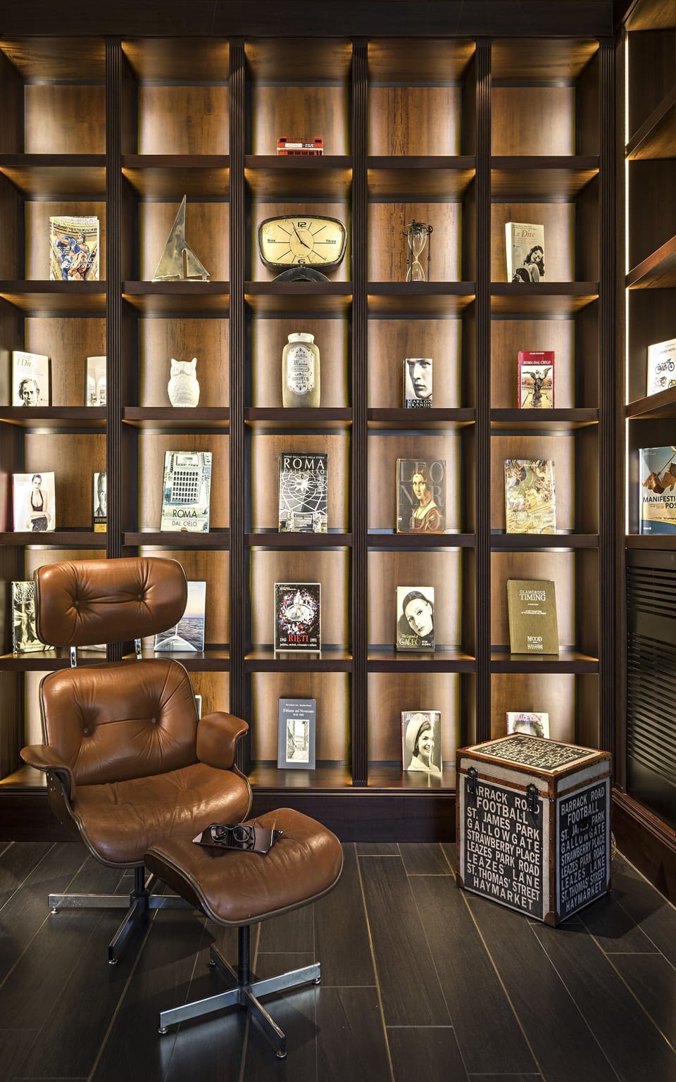 2 bars/lounges