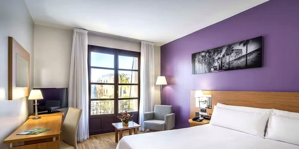 Superior Triple Room (2 adultos y 1 niño) | Minibar, in-room safe, desk, iron/ironing board