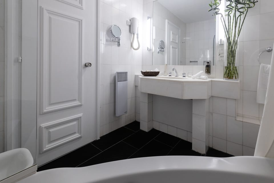 Presidential Suite | Bathroom | Bathtub, hair dryer, bathrobes, slippers