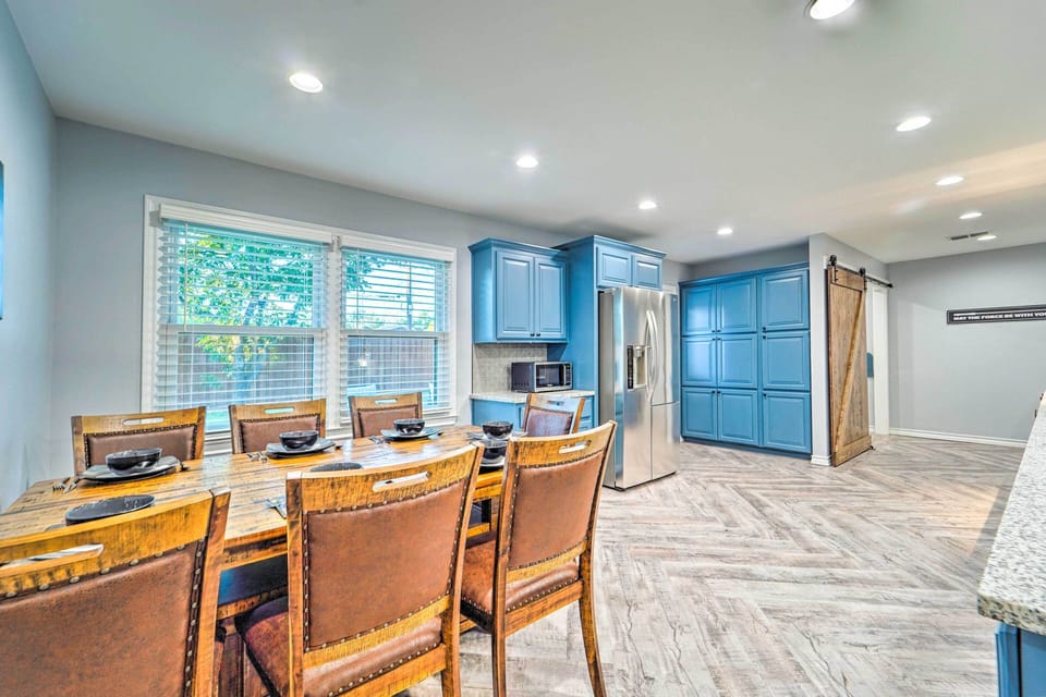 Dining Area | Dishware/Flatware