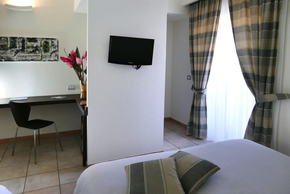 Standard Triple Room | Bathroom | Shower, rainfall showerhead, free toiletries, hair dryer