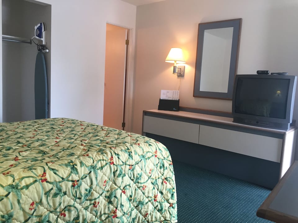 Standard Room, 1 Queen Bed | Desk, iron/ironing board, free WiFi, bed sheets