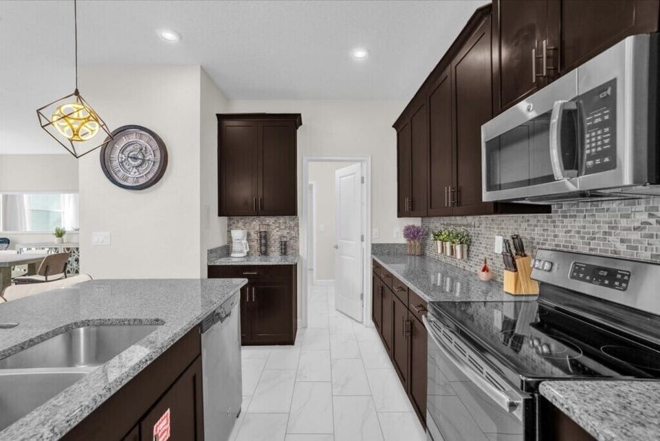 4729SleepyHollowDr011