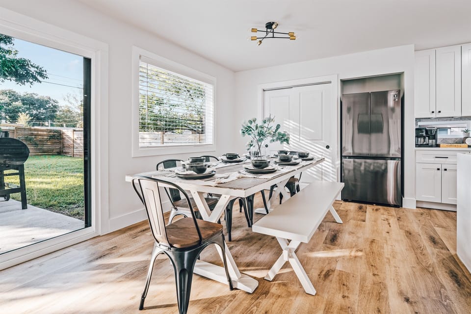 Plenty of seating for 8 at the dining table