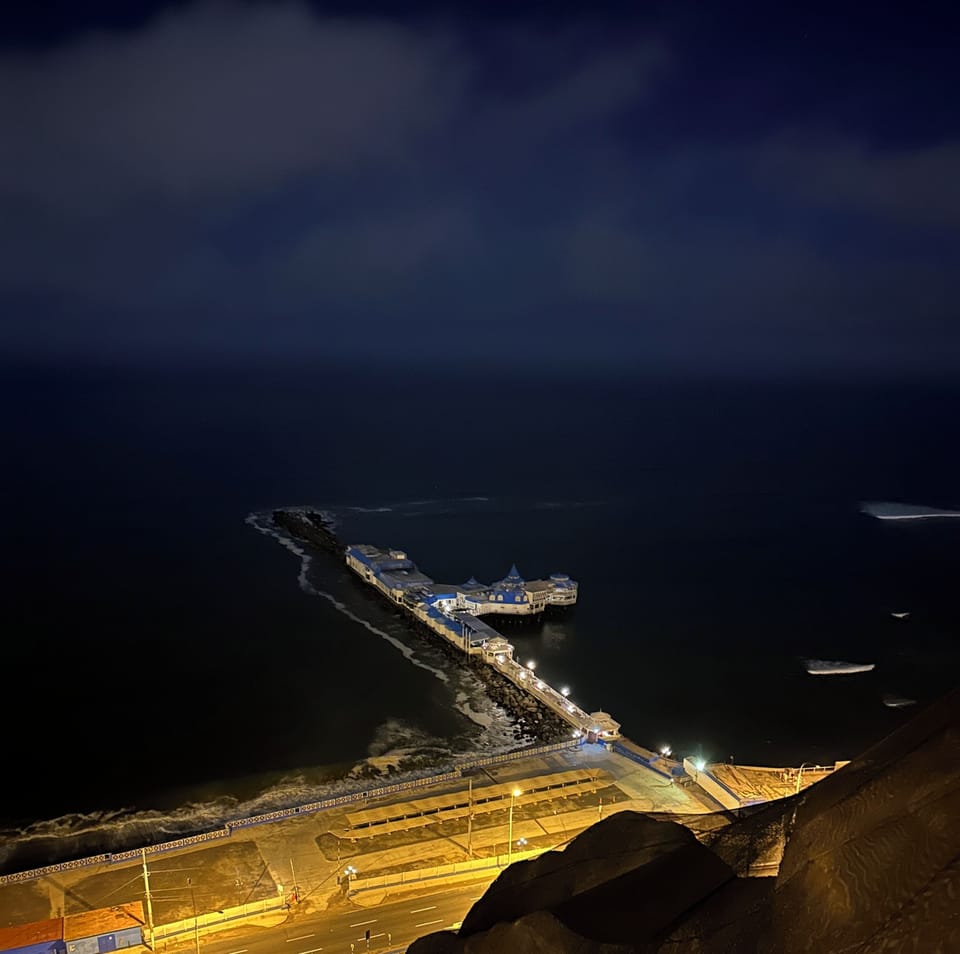 Night View of the famous La Rosa Náutica. About 2 blocks from the apartment