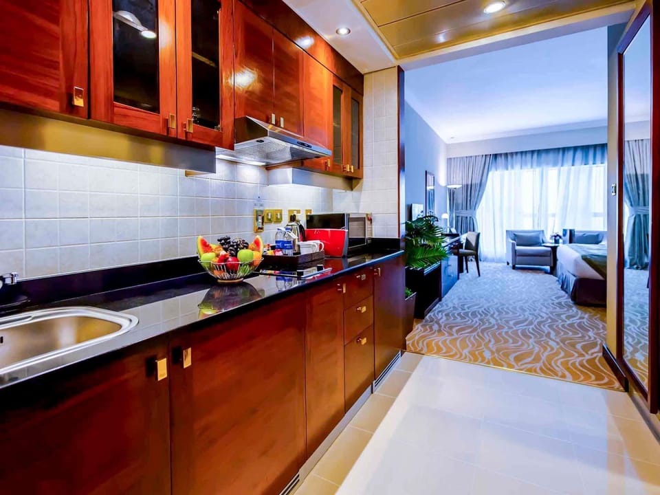 Studio, 1 King Bed | In-room safe, desk, soundproofing, iron/ironing board