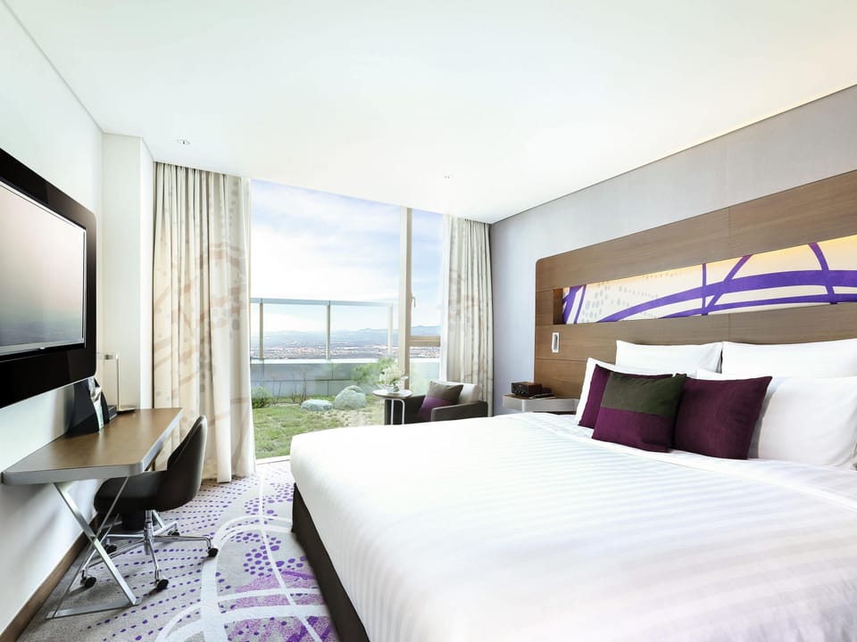Deluxe Room, 1 King Bed, Garden View | Down comforters, minibar, in-room safe, desk
