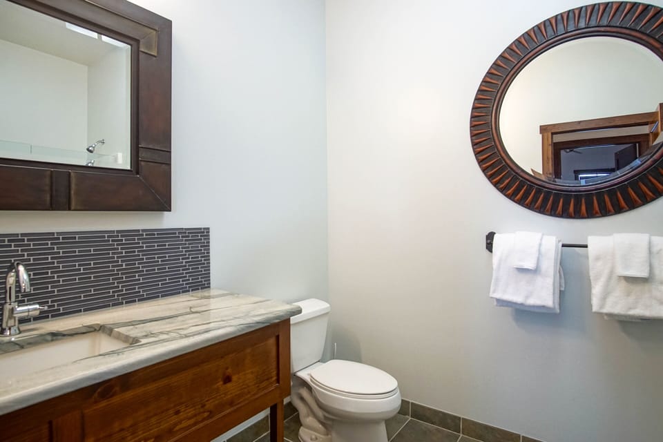 2nd full bathroom off the hallway