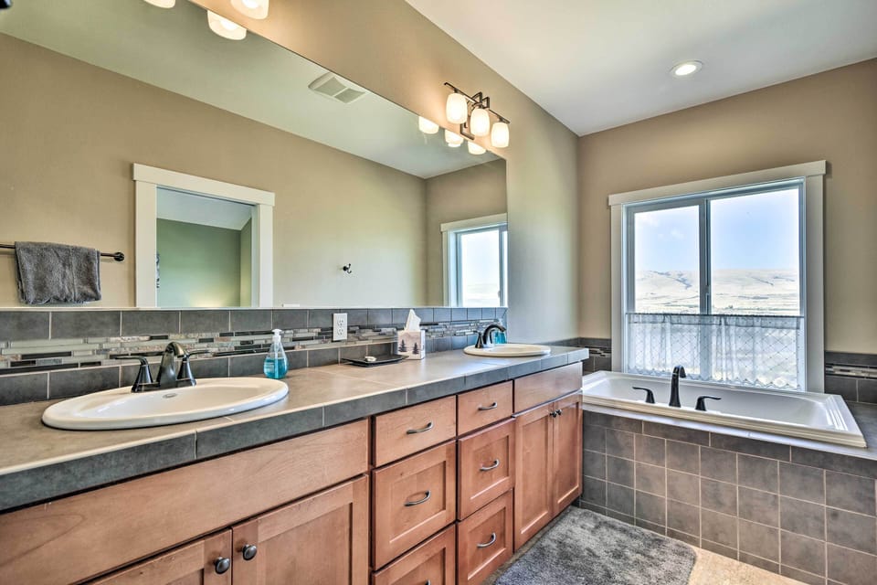 En-Suite Bathroom | Complimentary Toiletries | Jetted Tub
