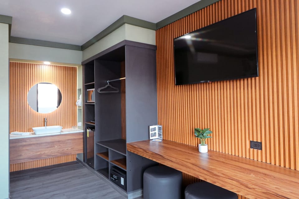 Deluxe Studio Suite | Laptop workspace, iron/ironing board, rollaway beds, free WiFi