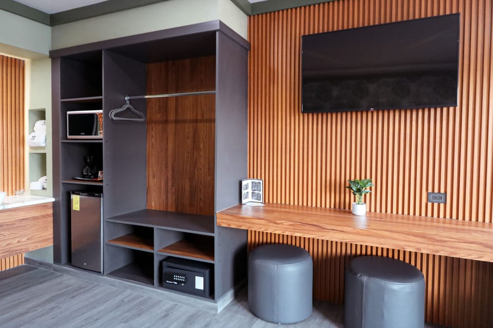 Deluxe Studio Suite | Laptop workspace, iron/ironing board, rollaway beds, free WiFi