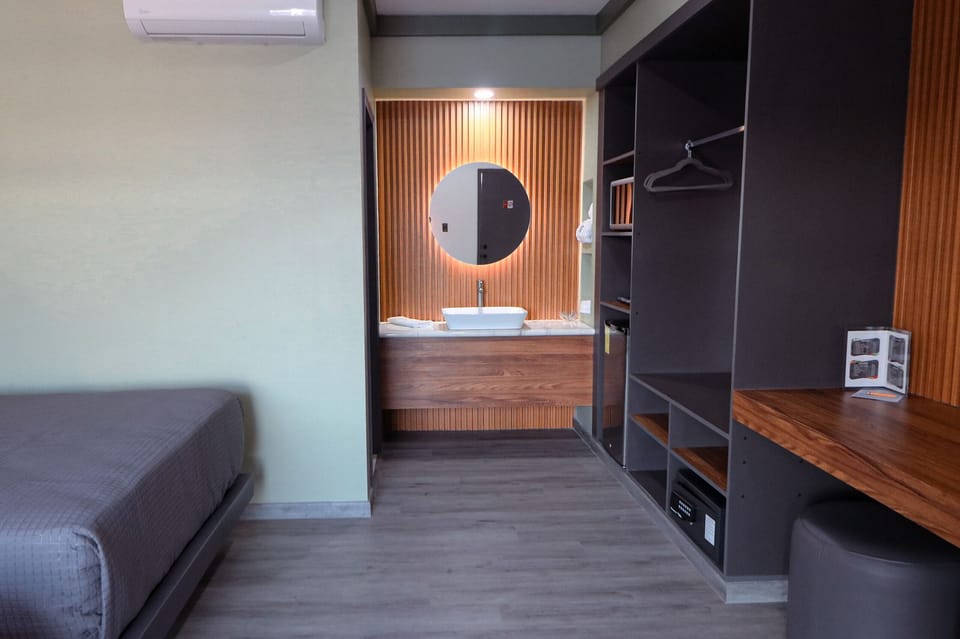 Deluxe Studio Suite | Laptop workspace, iron/ironing board, rollaway beds, free WiFi
