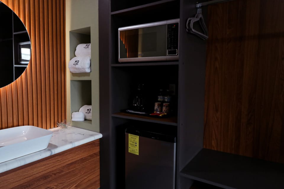 Deluxe Studio Suite | Laptop workspace, iron/ironing board, rollaway beds, free WiFi