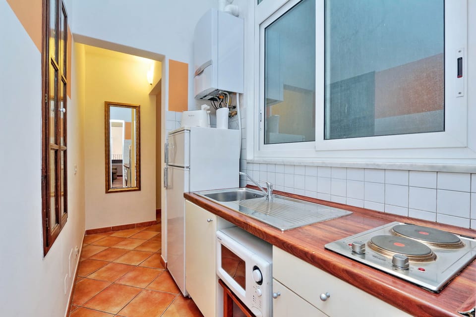 Fridge, coffee/tea maker