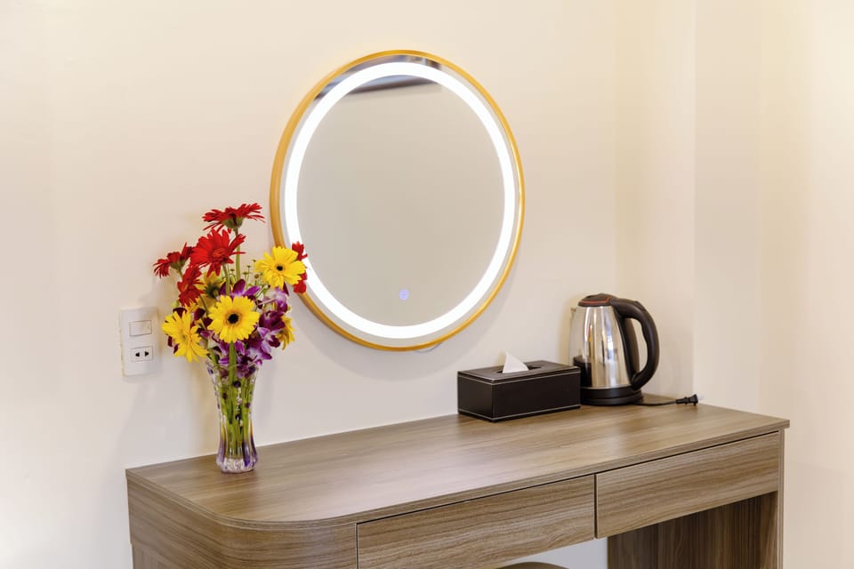 Deluxe Room | Minibar, in-room safe, desk, soundproofing