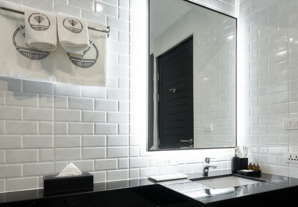 Superior Studio | Bathroom | Shower, slippers, towels