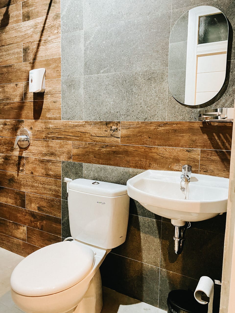 Deluxe Double Room | Iron/ironing board, free WiFi