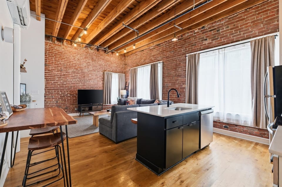 Relax in a stylish exposed-brick loft with Smart TV in Downtown Kansas City