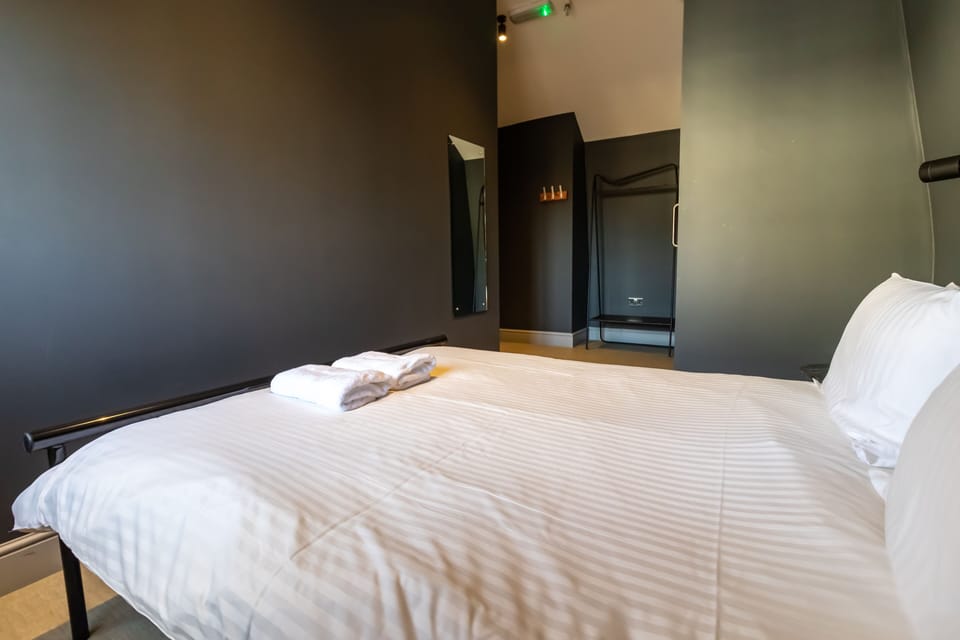 Double Room with Private Bathroom | Blackout drapes, iron/ironing board, free WiFi, bed sheets
