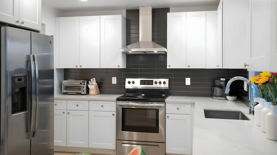 Gorgeous, fully-stocked kitchen with Keurig, toaster, and everything you need