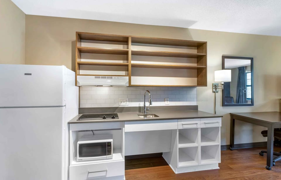 Coffee/tea maker, full-size fridge, microwave, stovetop